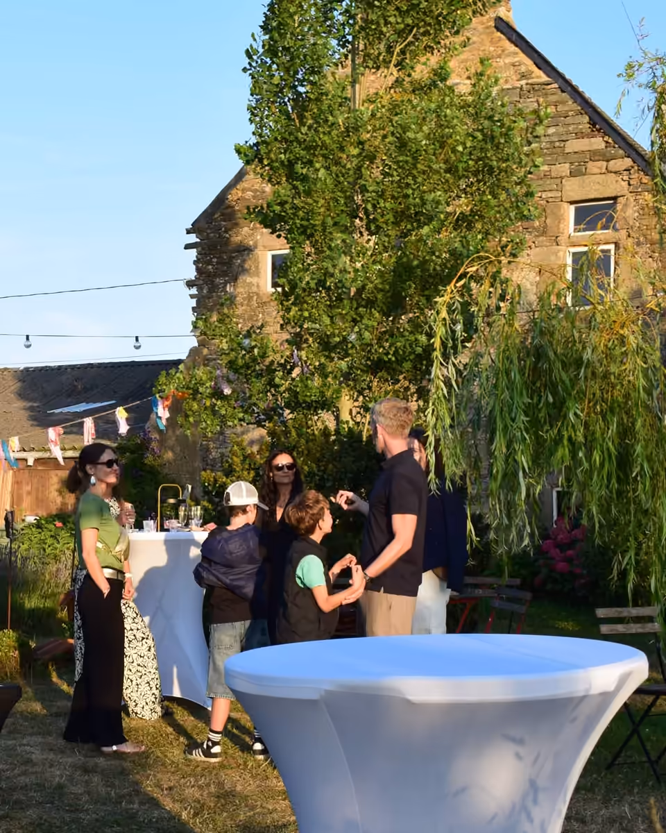 Maison en pierre et jardin préparés pour la rencontre à Henvic