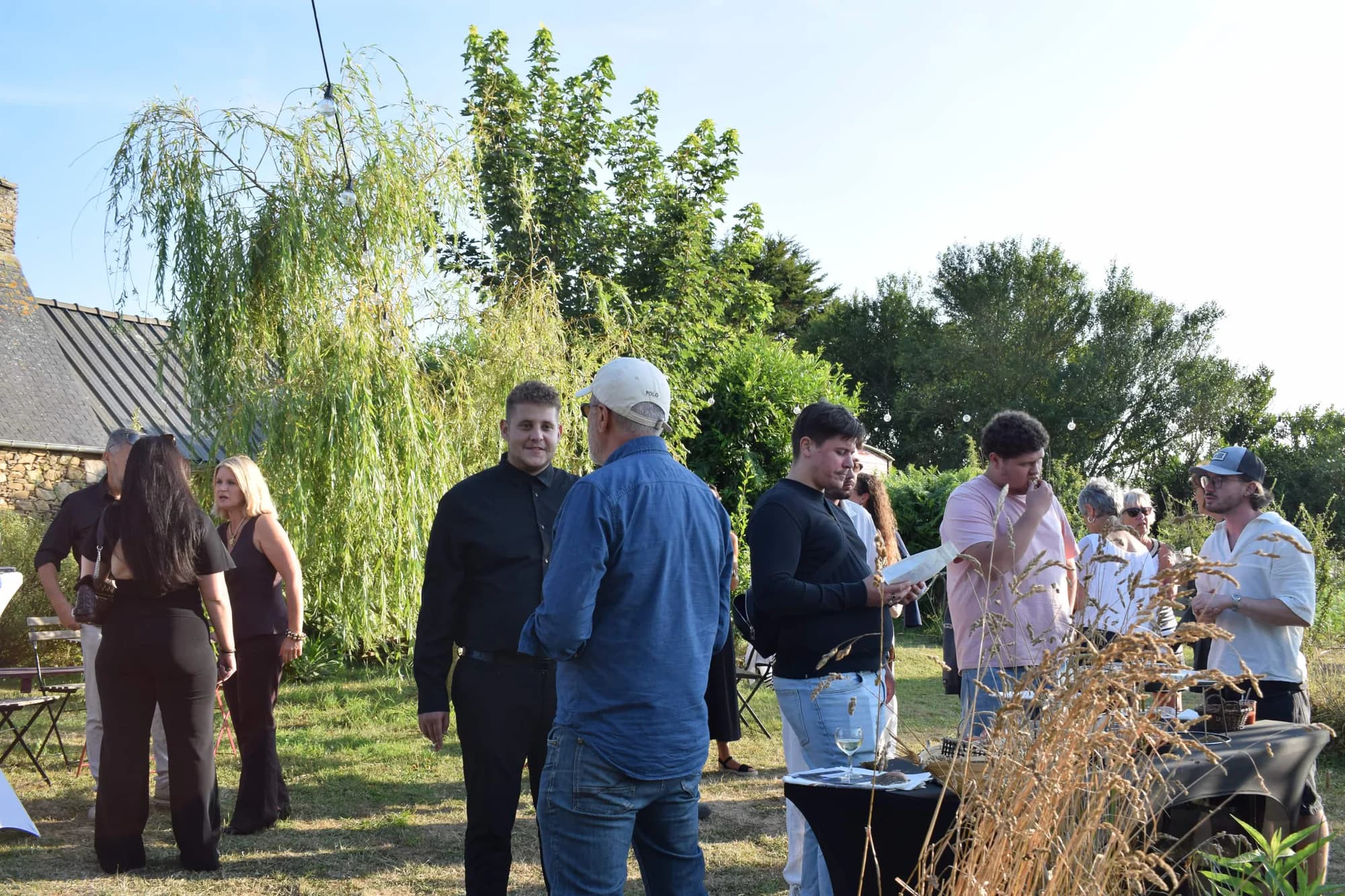 Conversations en petits groupes pendant le cocktail organisé à Henvic