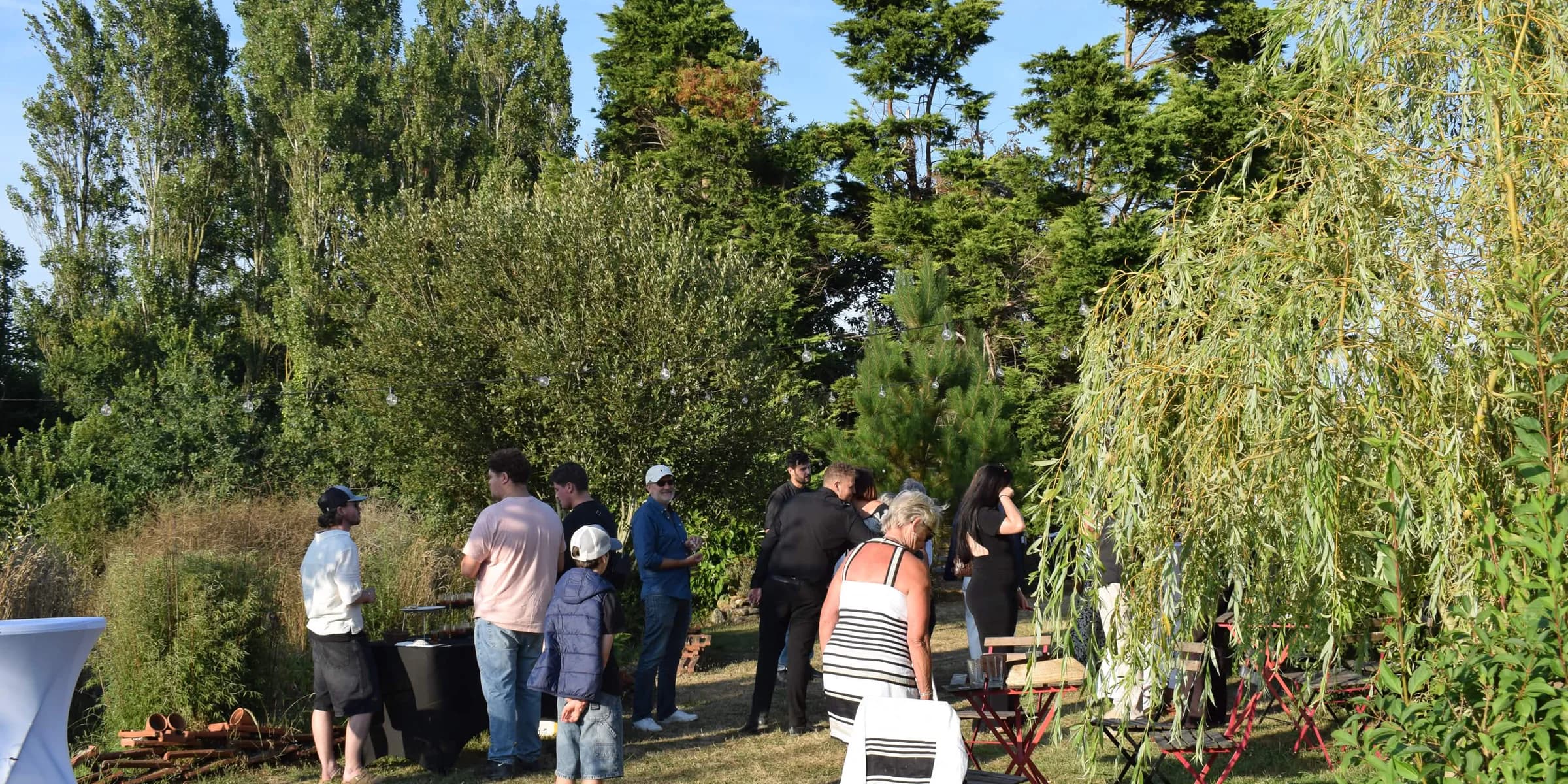Jardin paysager préparé pour une réception client à Henvic