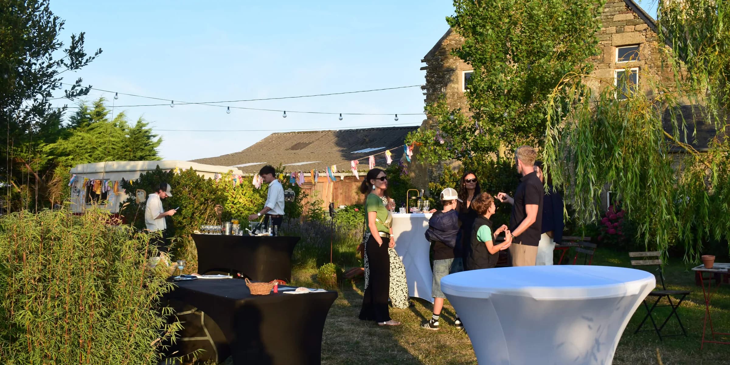 Maison en pierre, guirlandes et cocktail en plein air à Henvic