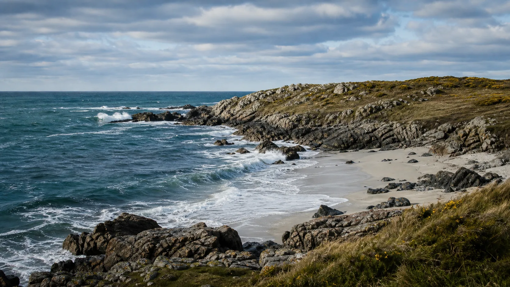 Côte rocheuse bretonne, entre granite, écume et mer céruléenne