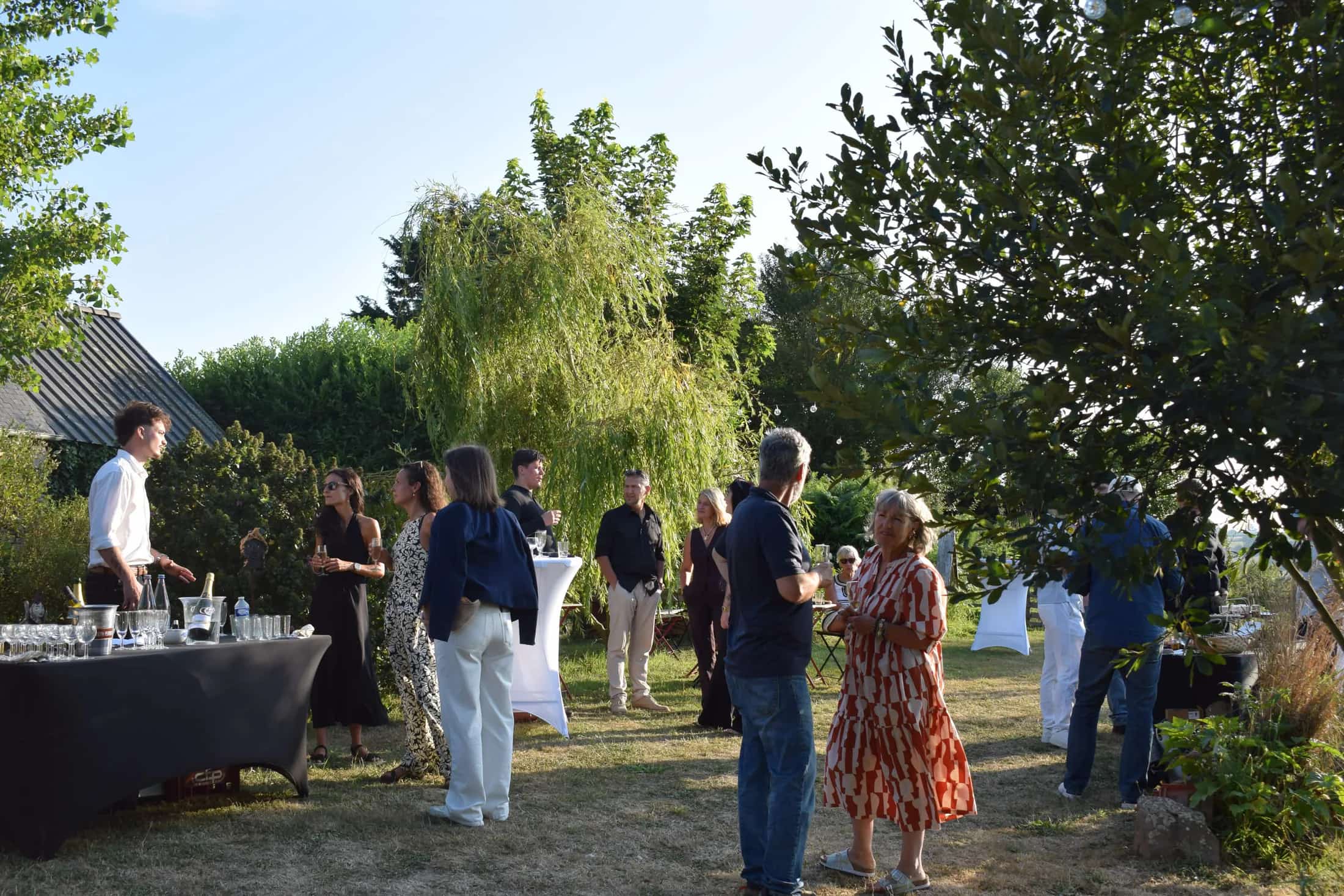 Invités réunis lors d’une réception client organisée par Rivage à Henvic